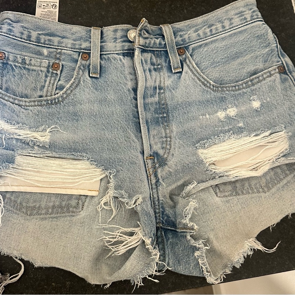 Set of 4 Levi’s Distressed Denim Shorts - Light to Dark Washes - Picture 5 of 9